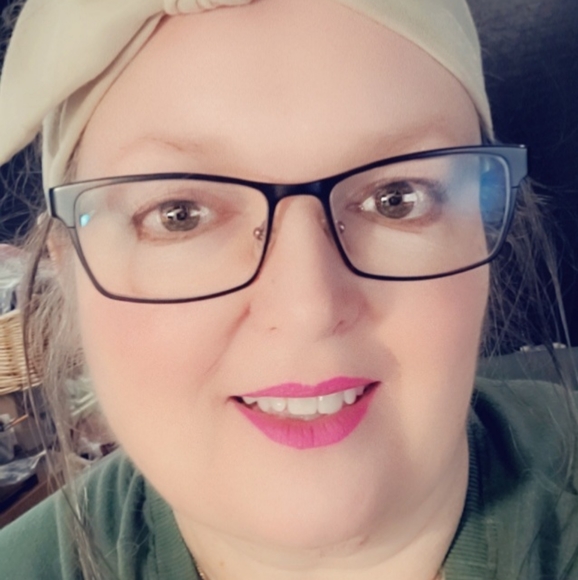 Meet your Posher, Lori - Picture 2 of 2